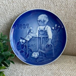 B&G Barnets Dag Children’s Day hand painted plate 1987 “The Little Gardeners”